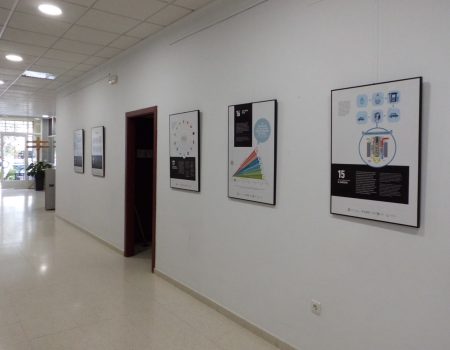 ‘La energía nos mueve. Ciencia para una energía más limpia, sostenible y accesible’, exposición que puede verse en el centro educativo