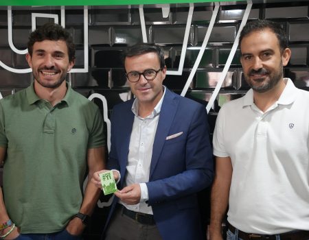 El alcalde Miguel Ángel Gallardo recoge su carnet de socio del C.F. Villanovense