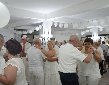 Los mayores despidieron el verano con una fiesta ibicenca
