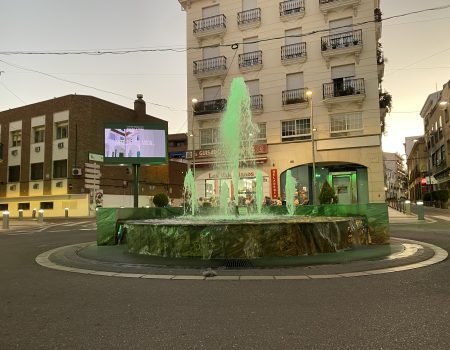 Villanueva se tiñe de verde para conmemorar el Día Internacional de las Personas Ostomizadas