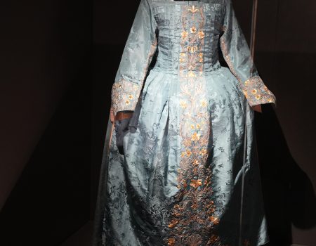 “Vestido a la moda” modelo del mes de noviembre en el centro museístico Charo Acero
