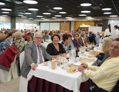 El centro de mayores de Cruz del Río disfruta en la comida de Navidad