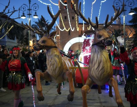 Miles de personas disfrutan de la cabalgata de Papá Noel