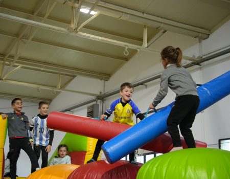 Los pequeños disfrutan en el parque navideño