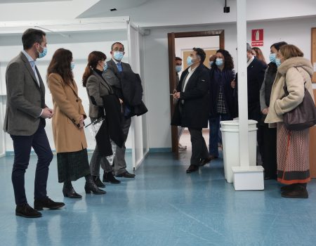 La vicealcaldesa Ana Belén Fernández y representantes del área sanitaria Don Benito Villanueva de la Serena, visitan el hospital Santa Justa