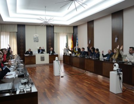 El Ayuntamiento comprará 209 trajes de la colección de Eduardo Acero