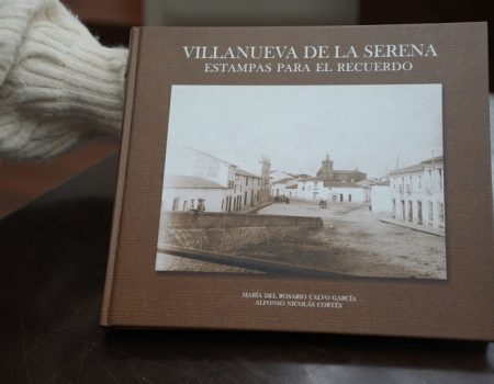 El centro museístico Charo Acero acoge una exposición sobre el libro “Villanueva de la Serena. Estampas para el recuerdo”
