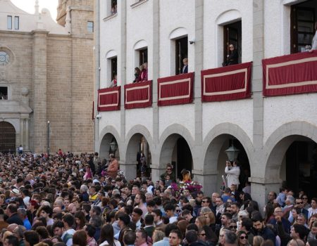 Más de 700 personas participan en el sorteo de los balcones municipales para ver La Carrerita