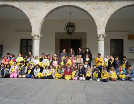 50 alumnos del CEIP Santiago Apóstol visitan el Ayuntamiento