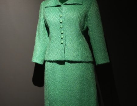 Un traje de chaqueta de Balenciaga, traje del mes de abril