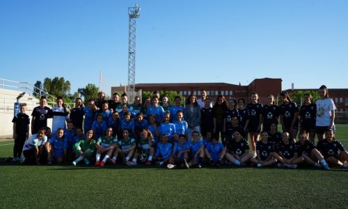 La alcaldesa Ana Belén Fernández visita a las jugadoras del CF Villanovense