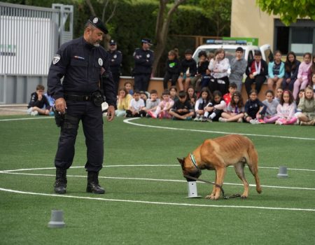 La Unidad Canina de la Policía Local realiza una exhibición en el día del centro del CEIP Miguel de Cervantes