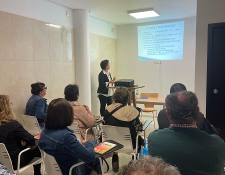 La agencia de empleo y desarrollo local imparte una charla a los participantes del programa Crisol