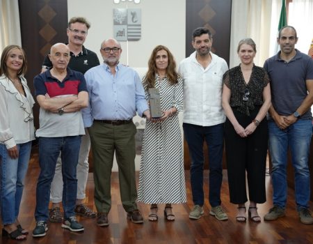 La alcaldesa Ana Belén Fernández recibe a los ganadores de la XVII gala del autónomo y la empresa villanovense