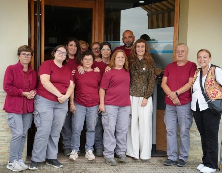 La alcaldesa se reúne con los participantes de la escuela profesional “Casa de la Tercia” especialidad albañilería