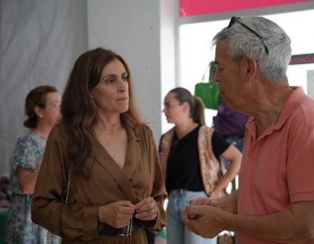 La alcaldesa Ana Belén Fernández visita el rastrillo solidario de la AECC