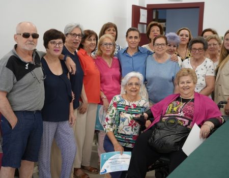 La alcaldesa Ana Belén Fernández visita el taller de memoria