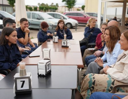 La alcaldesa Ana Belén Fernández comparte un desayuno de trabajo con los alumnos de soldadura