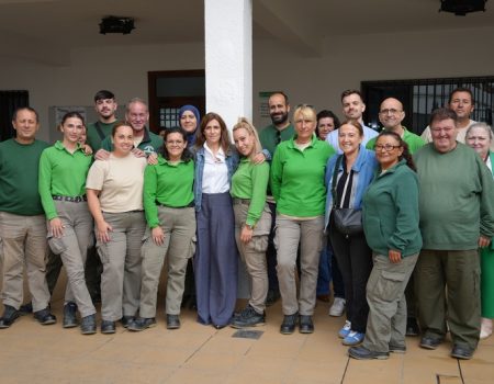 La alcaldesa Ana Belén Fernández comparte un desayuno de trabajo con los alumnos de la escuela profesional “Casa de la Tercia” de la especialidad de jardinería