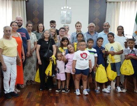 La alcaldesa Ana Belén Fernández recibe a los niños y niñas de “Vacaciones en paz”
