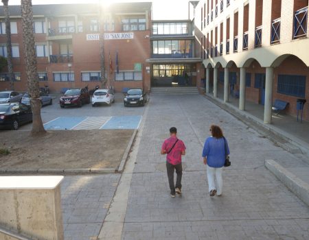 Un total de 350 alumnos de 3º de la ESO reciben agendas escolares con mensajes de prevención y concienciación