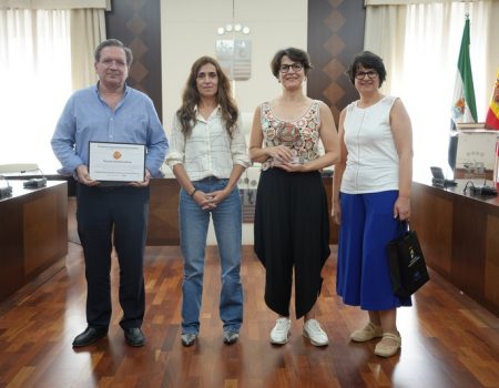 La alcaldesa Ana Belén Fernández recibe a las empresas villanovenses premiadas en el II Foro de Comercio de Extremadura