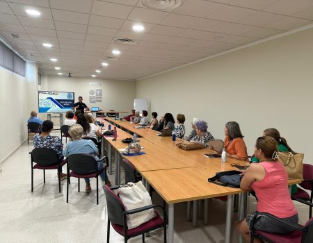 Los mayores del taller de memoria aprenden a detectar estafas o delitos por internet