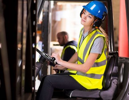 Crisol oferta un curso de operador de carretillas elevadoras