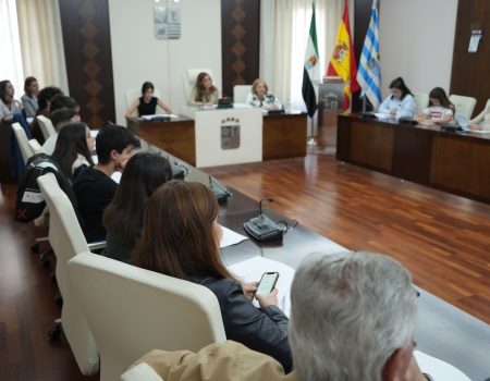 Pleno del consejo CAI, actividades al aire libre e iluminación de color azul, para conmemorar el Día Mundial de la Infancia