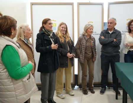 La alcaldesa Ana Belén Fernández tiene un desayuno de trabajo con los alumnos de inglés