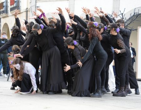Una performance y la lectura de un manifiesto para conmemorar el Día para la Eliminación de la Violencia hacia las Mujeres