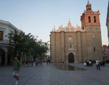 La alcaldesa se reúne con la Federación Extremeña de Familias Numerosas