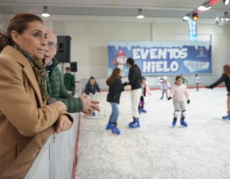 La alcaldesa visita la pista de hielo natural ubicada en el pabellón Juan Hidalgo