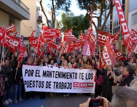 Más de 200 personas se manifiestas para pedir que no cierre el hospital Santa Justa