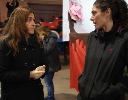 La alcaldesa Ana Belén Fernández visita las carrozas que integrarán la cabalgata de Reyes 2025
