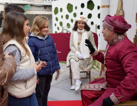 El embajador postal ya recoge las cartas de los más pequeños para SS.MM los Reyes Magos de Oriente