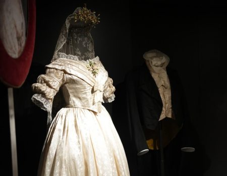 Un vestido de seda labrada y un conjunto de levita y chaleco son los trajes del mes de enero