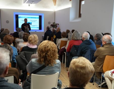 Más de 50 mayores participan en una charla sobre estafas digitales