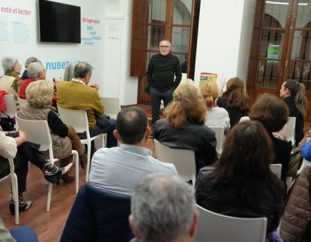 El escritor Jesús Alonso aborda la industria de la pornografía, su evolución y cómo se consume en los distintos países