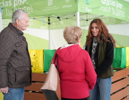 La alcaldesa Ana Belén Fernández visita la mesa informativa sobre la campaña “Villanueva limpia. Gracias por hacer tu parte”