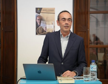 El escritor Tomás Mazón presenta su último libro “La vuelta al mundo maldita. La expedición de Loaysa”