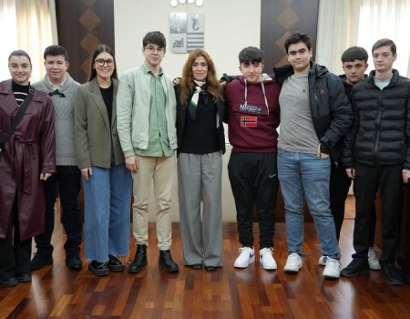 Un total de ocho alumnos de grados medios y superiores inician sus prácticas en varios departamentos municipales