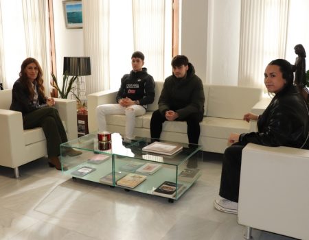 La alcaldesa Ana Belén Fernández recibe a los alumnos en prácticas Andrea Cabanillas, Carlos Haba y Darío Fernández