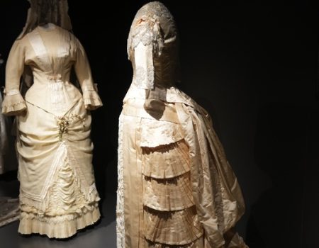 El traje del mes de marzo son dos vestidos de polisón de dos piezas