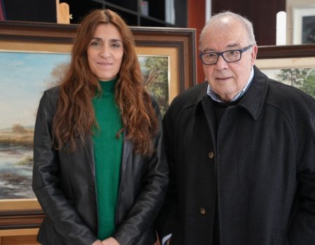 José María Benítez-Cano dona al Ayuntamiento dos cuadros del artista local Rufino Mendoza