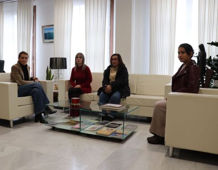 La alcaldesa Ana Belén Fernández recibe a tres alumnas en prácticas