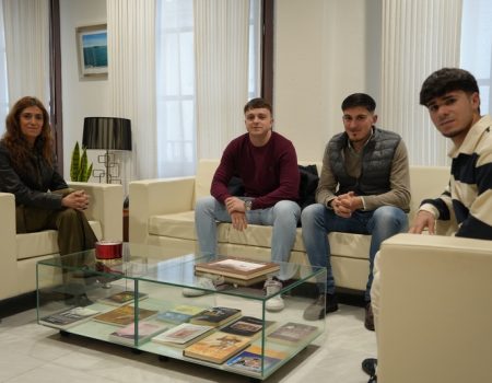La alcaldesa Ana Belén Fernández continúa conociendo a los alumnos de prácticas en el Ayuntamiento