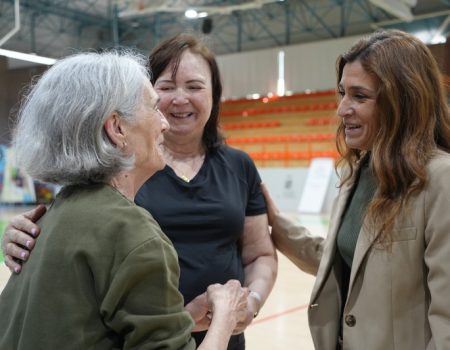 La alcaldesa Ana Belén Fernández acompaña a los usuarios y familiares de Acopark en su desayuno saludable