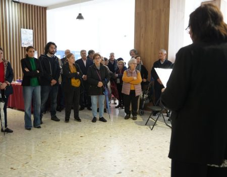 La alcaldesa Ana Belén Fernández visita la mesa informativa de ACOPARK