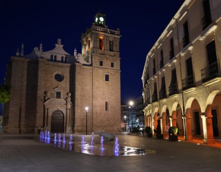 Villanueva de la Serena se ilumina de azul por el Día de la Lucha contra el Maltrato Infantil